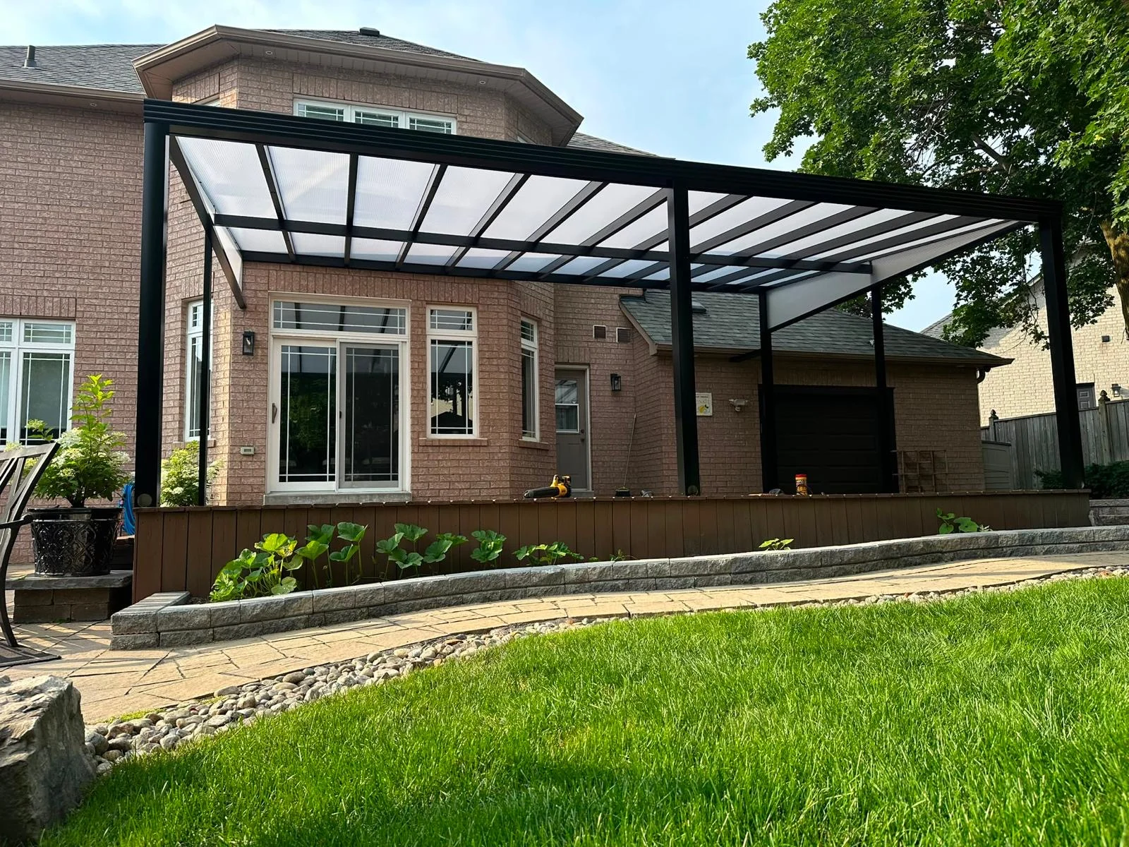 Garden-side pergola